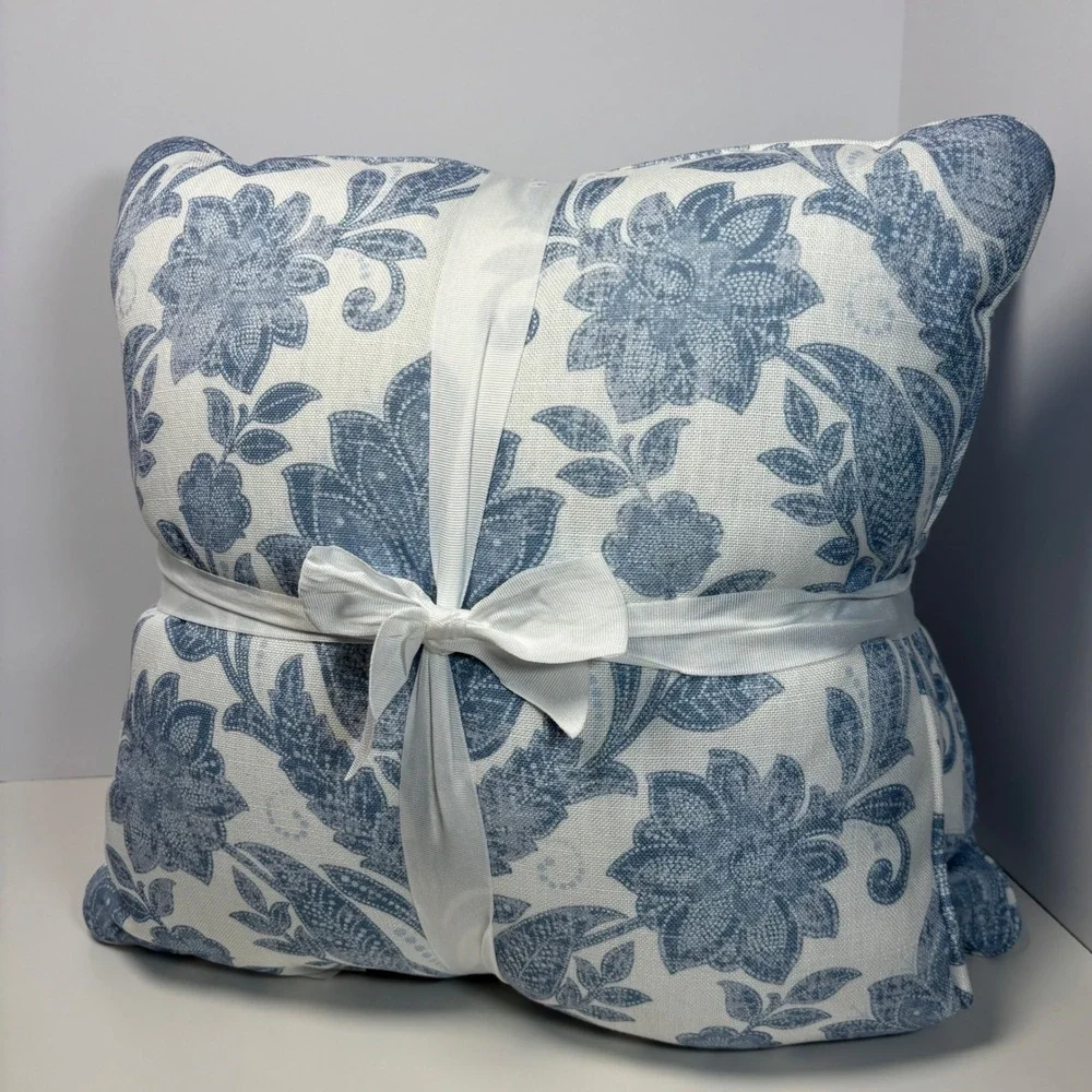 New Lauren Ralph Lauren Indoor Outdoor Set of 2 Blue White Floral Print Pillows